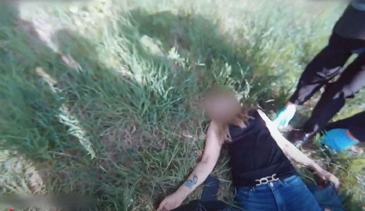 VIDEO: Těžce opilá žena zkolabovala na pouti, byla zraněná a dezorientovaná
