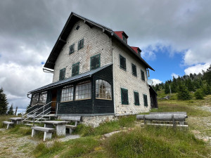 Startuje oprava slavné chaty pod vrcholem šumavského Roklanu. Hotovo bude v létě 2027