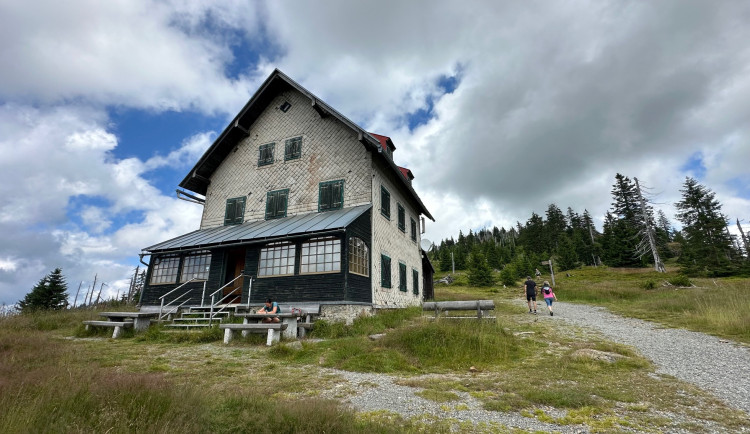 Chata Waldschmidthaus loni v létě ještě před zahájením renovace