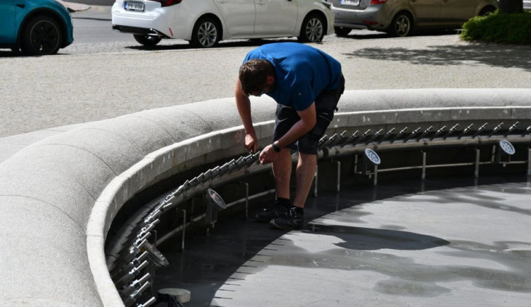 Technici finišují s přípravou fontány před novou sezónou