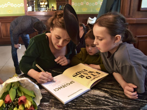 Dětská kniha Spojenci vypráví o osvobození Plzně, děj se odehrává za totality