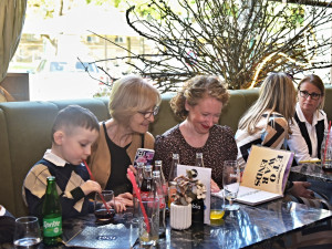 Dětská kniha Spojenci vypráví o osvobození Plzně, děj se odehrává za totality