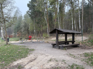 U veřejných ohnišť se objevily červené uhláky, inspirace přišla z daleké Kanady