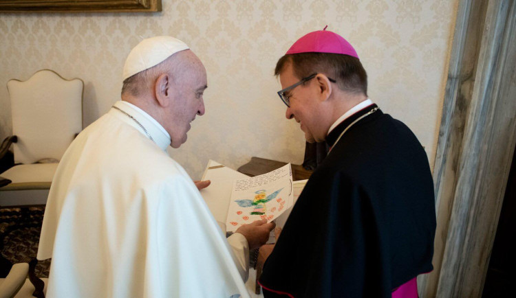 Obrázky od dětských pacientů i plzeňské pivo, papež František měl i na dálku vztah k Plzni
