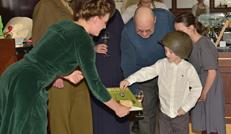 Dětská kniha Spojenci vypráví o osvobození Plzně, děj se odehrává za totality