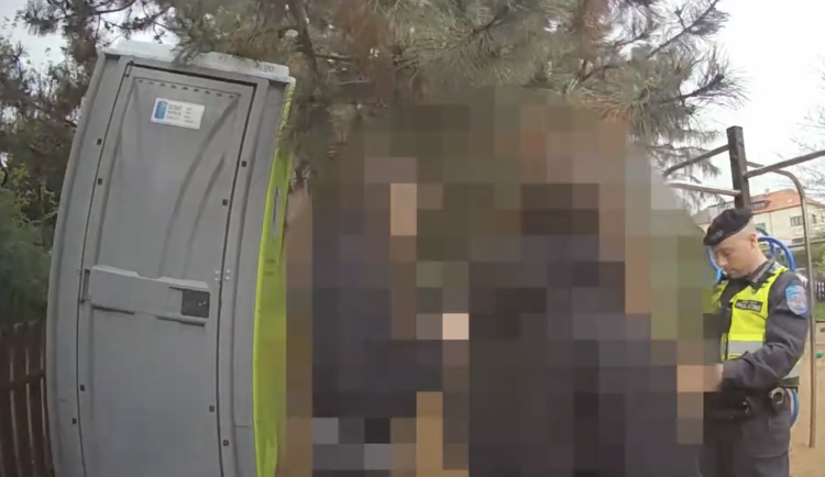 VIDEO: Parta dívek se opíjela na dětském hřišti. Před strážníky se schovaly na záchod