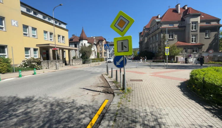 Křižovatku ulic Klášterní a Husova čeká další úprava, třeba zákaz odbočení vlevo