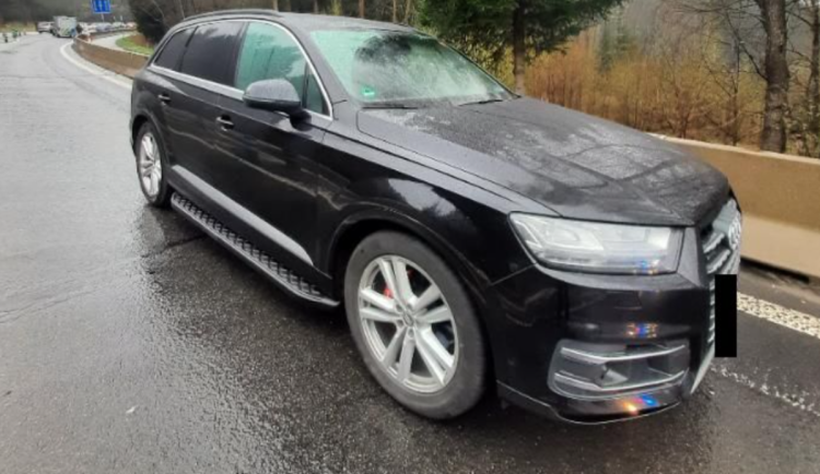 Cizinec v kradené Audi Q7 ujel 700 km, zastavil ho policejní zátaras v Jablonci
