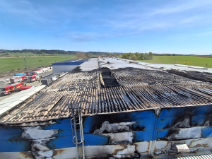 Jeden mrtvý při požáru lakovny na Tachovsku, další dva zranění bojují o život