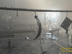 Jeden mrtvý při požáru lakovny na Tachovsku, další dva zranění bojují o život