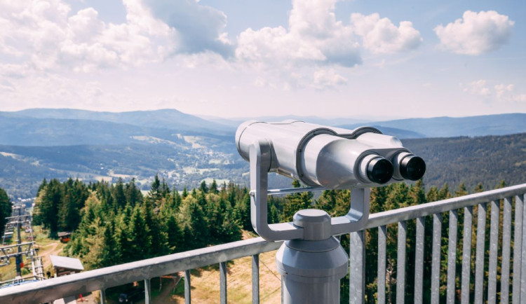 Výhled z rozhledny na vrcholku Špičáku