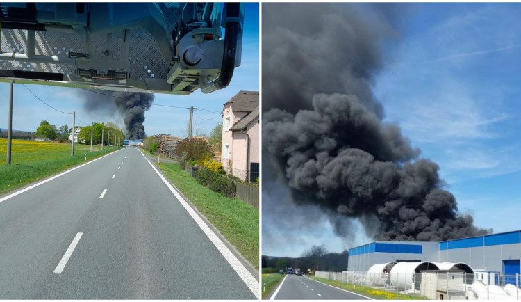Jeden mrtvý při rozsáhlém požáru lakovny, hasiči evakuovali desítky lidé