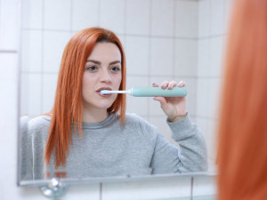 Jak na zdravé zuby bez kazů? Pravidelné čištění a kontroly u zubaře, ženy musí být kvůli hormonům důkladnější