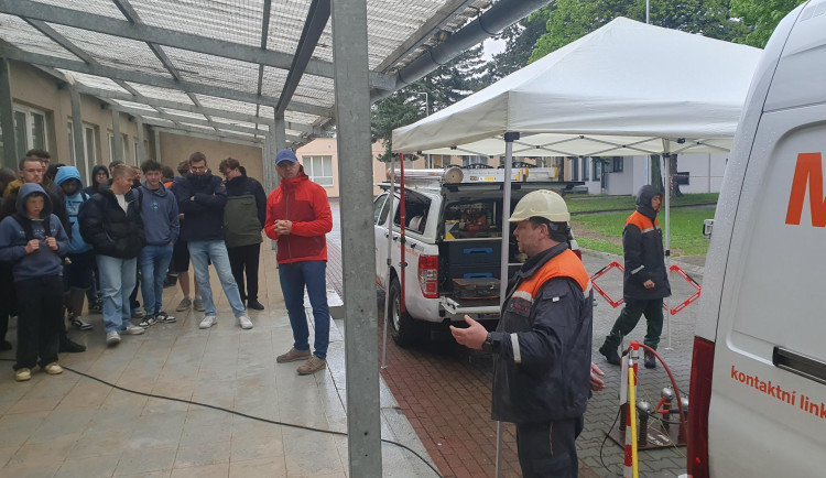 Studenti SOU elektrotechnického v Plzni nabírali zkušenosti „z terénu“ od odborníků z ČEZ