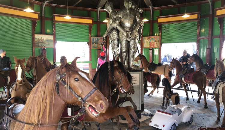 Letenský kolotoč je znovu v provozu, děti i dospělé bude vozit až do konce září