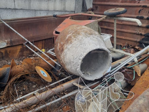 Silniční příkopy jsou plné vyhozených PET naplněných močí. Našla se i míchačka