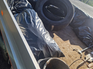 Silniční příkopy jsou plné vyhozených PET naplněných močí. Našla se i míchačka