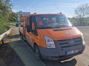 Silniční příkopy jsou plné vyhozených PET naplněných močí. Našla se i míchačka