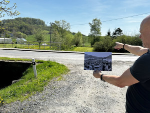 Zdeněk Roučka s historickou fotografií na místě, o kterém je přesvědčen, že zde se podepsala kapitulace