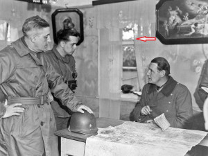 Velitel 90. pěší divize genmjr. Earnest dojednává podmínky kapitulace divize. Vedle generála stojí kapitán, který tlumočí. Sedící genpor. von Wietersheim. Šipka ukazuje, že skrze okno je vidět silueta kostelíka sv. Anny