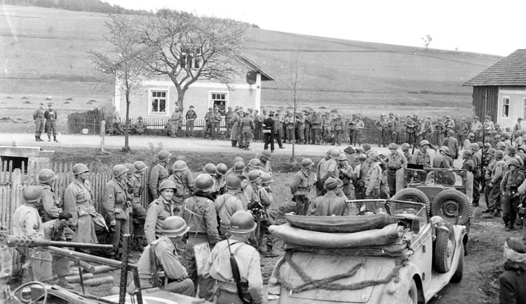 Fotografie zachycující čekání před podpisem kapitulace. V pozadí se podle historika Roučky zvedá kopec Tanaberk s kostelíkem sv. Anna