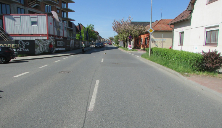 Seniorka na skútru se vážně zranila při srážce s autem, policie hledá svědky