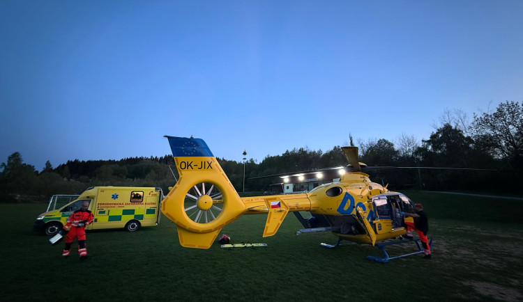 Záchranu seniora zkomplikoval špatný terén, pilot vrtulníku využil speciální manévr