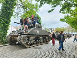 Více tanků v konvoji i vrtulníky Apache, začínají Slavnosti svobody a slibují nabitý program