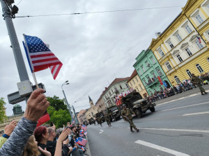 Více tanků v konvoji i vrtulníky Apache, začínají Slavnosti svobody a slibují nabitý program