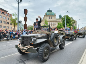Více tanků v konvoji i vrtulníky Apache, začínají Slavnosti svobody a slibují nabitý program