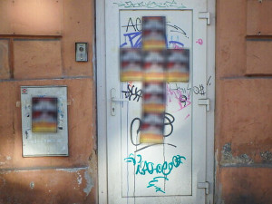 Černý výlep plakátů s reklamou na cirkus. Ženy polepily vše, kde držela lepenka