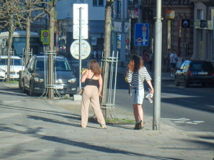 Černý výlep plakátů s reklamou na cirkus. Ženy polepily vše, kde držela lepenka