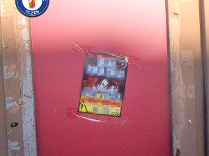 Černý výlep plakátů s reklamou na cirkus. Ženy polepily vše, kde držela lepenka