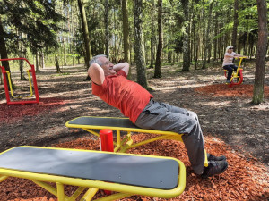 Na pláži u oblíbeného Boleváku vzniklo nové venkovní fitness hřiště