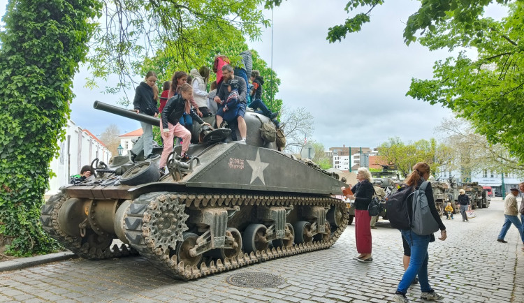 Více tanků v konvoji i vrtulníky Apache, začínají Slavnosti svobody a slibují nabitý program