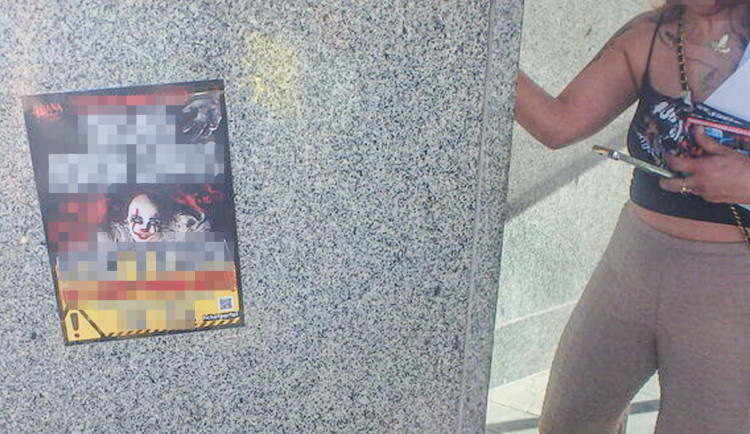 Ženy polepily plakáty s pozvánkou do cirkusu vše, kde držela lepenka