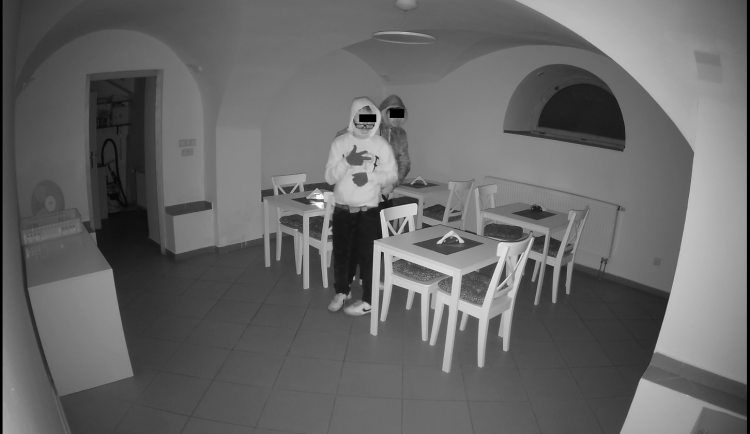 Zloději vykradli pekařství v centru Budějovic. Policie pátrá po dvou mladících