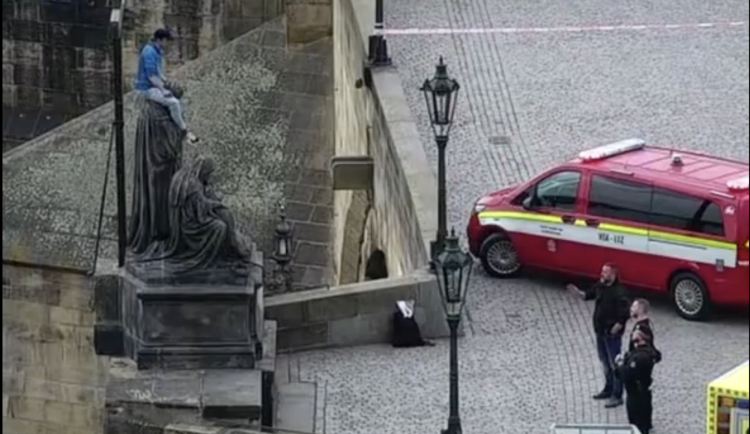 VIDEO: Muž se chtěl zabít skokem z Karlova mostu, rozmluvili mu to policisté