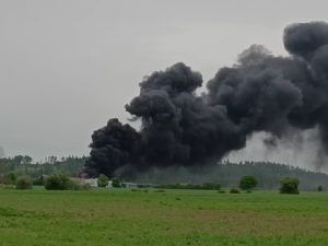 Hasiči bojují s rozsáhlým požárem pneumatik, černý kouř je vidět na kilometry daleko