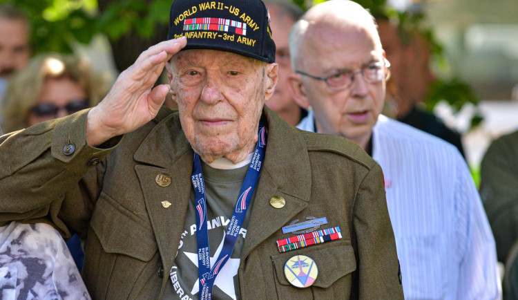 Ve válce nikdo nevyhrává, všichni prohrávají, řekl v Plzni americký veterán