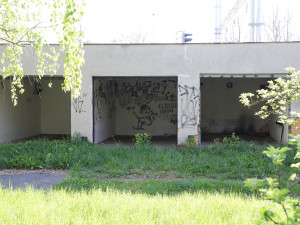 Začala demolice problematických garáží, kde se hromadily problémové existence a nepořádek