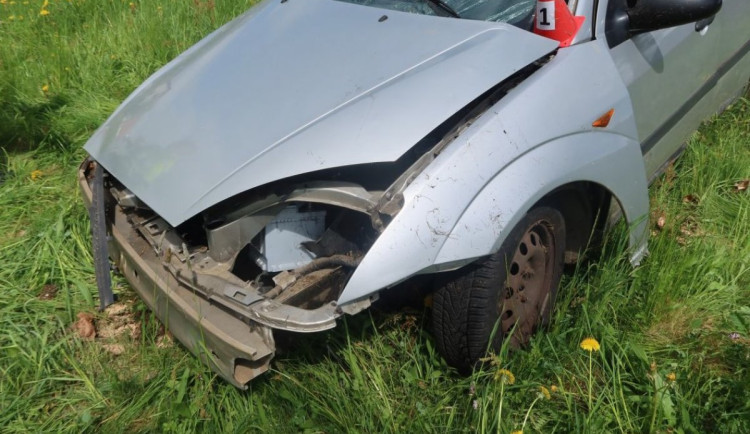 Jízdu opilého řidiče ve Studánce ve voze bez technické zastavil strom. Neuhnul