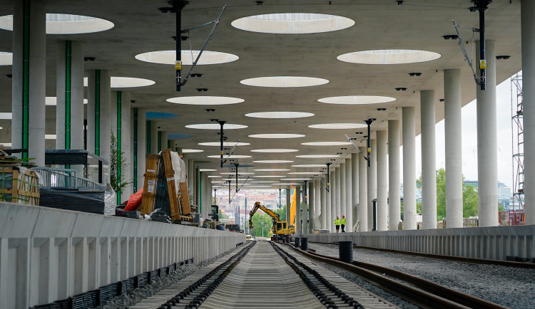 FOTOGALERIE: Trať mezi Bubny a Výstavištěm bude v provozu v srpnu, stanice dokončují