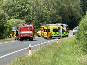 Motorkář nepřežil střet s osobákem. Muže se snažili resuscitovat svědci nehody