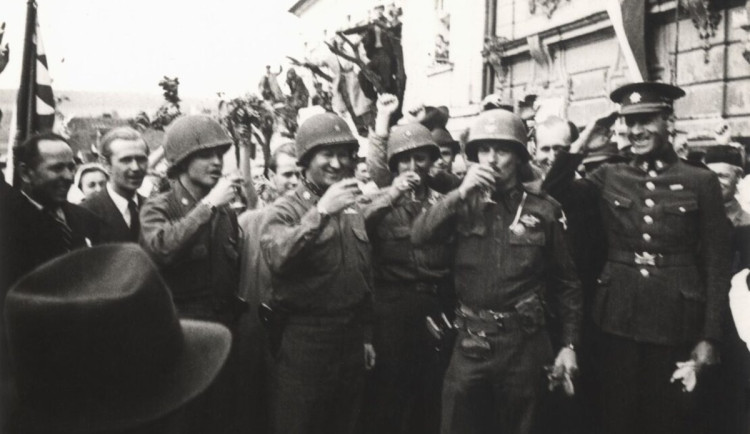 Před 80 lety otevřeli američtí osvoboditelé ve Starém Plzenci první lahve sektu