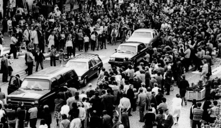 Tajně pořízená fotografie Milanem Pokorným z věže dnešní radnice v Sušici v roce 1986. Zachycuje nepovolené shromáždění občanů po příjezdu delegace z amerického velvyslanectví
