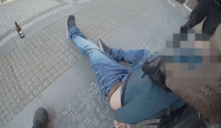 VIDEO: Muž s pivem v ruce nadával strážníkům, naštvala ho pokuta za pití na veřejnosti