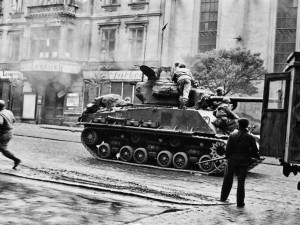 V ulicích Plzně obsazené Němci vypukly boje po příjezdu Američanů 6. května 1945