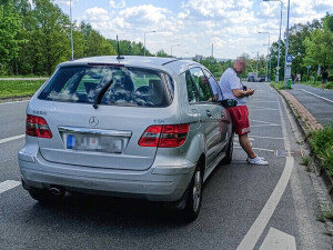 Cizinec bez pásu a řidičáku se divil, proč ho policisté zastavili a jen se vymlouval