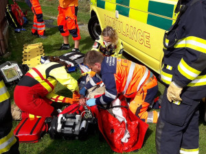 Jezdec na motocyklu nedal přednost osobáku. Při střetu vážně zranil sebe i svého syna